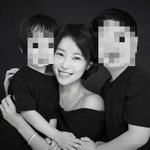'이혼 소송' 황정음, <b>새해</b>엔 웃음만..두 아들 품에 안고 '방긋'