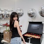 장원영, 대기실서 깜짝 파티? 앞·뒤태 모두 완벽한 비주얼[스타<b>IN</b>]