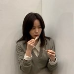 [팝업]한지민, 이준혁 부러워할만한 먹방..소품치킨 들고 달아나...