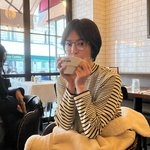 송혜교, 숏컷에 동글 안경이라니…10살은 더 어려보이잖아!