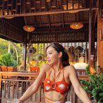 '원빈 조카' 다 컸네...김희정, <b>주황</b> 비키니 입고 뽐낸 볼륨...