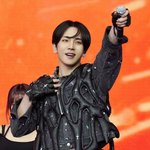 샤이니 키, 무대서 휘청 주저 앉았다…"A형 독감으로 컨디션 난조...