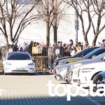 응원 온 팬들로 가득한 출근길’ (<b>동물</b>농장 출근길) [HD포토]