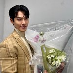 ‘신민아’ 김우빈, 어깨깡패 맞네..<b>수트</b>핏 美쳤다