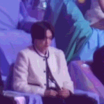 <b>qwer</b> 무대 보면서 고개 흔드는 라이즈 원빈