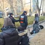 경찰이 가만히 있던 시민 <b>재물</b> 손괴