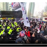 이미 경찰이 <b>시민</b>들 에게 밀리고 있어요.