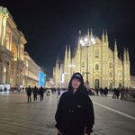  후드티 하나 걸쳐도 밀라노 화보 완성 “풍<b>경도</b>, 핸님도 예뻐”