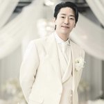 엄기준, 흰 <b>턱시도</b> 입은 사진 공개 "49세에 결혼…행복하게 살...