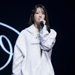 여자친구 예린 "무릎 아파서 미안"... 10주년 콘서트서 눈물