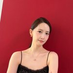 새해에도 <b>열일</b>하는 미모’...윤아 ‘시원하게 노출한 어깨라인’