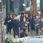 [단독] '미키 17' 로버트 패틴슨, 서촌서 포착…'런닝맨' 출연...