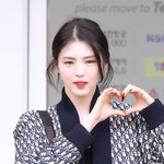 [현장포토] "굿모닝, 러블리"...한소희, 인형의 애교