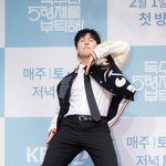 [드루와] [T포토] 김동완 '나와 함께 줌바댄스 춰요'
