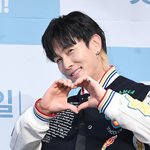 [포토] 김동완 '아이돌 <b>하트</b>'