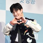 [포토] 김동완 '아이돌 시절 하트 <b>포즈</b> 어때요?'