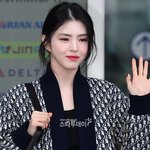 한소희, <b>백설</b>공주 ‘인간 디올’ [공항패션]