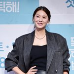 유인영, 미니스커트로 뽐낸 172cm 완벽 각선미‥<b>새침</b> 표정이 심쿵