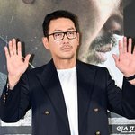 <b>NO</b> 메이크업" 하정우, 폭력적인 '주어진 얼굴+쇠 파이프' 조합...