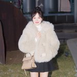 러블리를 더한 출근 패션’ (웬디의 영스트리트 출근길) [<b>HD</b>포토]