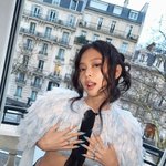 제니, 이거 맞아? 속옷 위 파격 깃털 패션‥상반신이 그대로