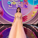 윤은혜, 과감한 <b>V라인</b> 드레스…청순+우아 글래머 자태