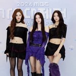 와 카리나 혼자튀는 <b>옷</b>인데 묻힘 ㅋㅋ..