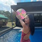 [댓글부탁해] 오마이걸 <b>미미</b>, 당당한 수영복 자태‥“언니 여며”...