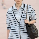 제니 <b>샤넬</b> 가디건을 이렇게 소화하네