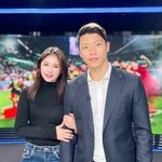 <b>황희찬</b>한테 가슴 밀착해서 사진 찍는 최아리 기상캐스터