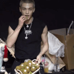 그저 <b>키위</b>쥐어줬는데 포즈 센스에 감탄나옴