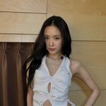 [댓글부탁해] 손나은, 여기저기 구멍 뚫린 과감 의상‥극강의 슬렌더