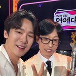 유연석 ‘<b>MC</b>계 엄마’ 유재석과 트로피 인증샷‥밝은 분위기가 닮았네