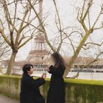 파리서 <b>여친</b>에 무릎 꿇고 반지 선물…"프러포즈 아냐" 결혼<b>설</b>...