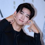 여친과 결혼은 사실 <b>NO</b>”…‘열애’ 옥택연, 프러포즈 사진 유출...