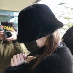 장원영, 밀려드는 카메라에 흠칫? 얼굴 푹 숙인 채 종종걸음