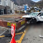 대학병원서 택시가 승용차 들이받고 <b>돌진</b> 10대 포함 5명 사상