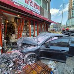 무면허 10대 렌터카 몰다 인도로 <b>돌진</b>…신호 기다리던 70대 여성...