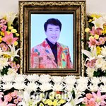 태진아·<b>혜은이</b>, 故 송대관 빈소 찾아 애도…조용필→임영웅 조화 [종합]