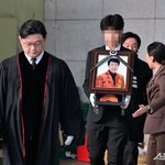 운구차로 향하는 고 송대관