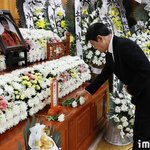 [포토] 故 송대관에게 마지막 인사하는 설운도