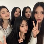 뉴진스, <b>NJZ</b>로 첫 단체 셀카... 본격 활동 시동