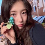 수지는 롱패딩을 둘러도 예쁘네‥한파 녹인 러블리 눈웃음