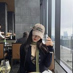 조이,크러쉬  호피 <b>무늬</b> 노출 의상 입고 식당 방문…매혹 분위기...