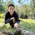 김옥빈, 몸무게 60㎏ 찍었다더니 날씬…정글서 <b>나무늘보</b>와 투샷