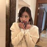 결별설 이미주, <b>핫</b><b>팩</b> 쥐고 초롱초롱..인형이 따로 없네