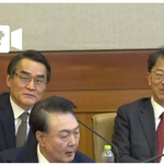 오늘자 문형배 재판관님 얼굴을 보고 <b>훈훈</b>하게 바라보는