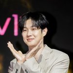 [현장포토] "스윗 <b>바이브</b>"…최우식, 로맨틱 꽃받침