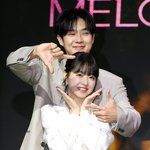 앉을 자리도 없어…테이블 2줄 급히 <b>배치</b>, 벌써 뜨거운 '멜로무비'