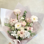 졸업식꽃다발 <b>장미</b>+검은종이 vs 파스텔톤 꽃+종이 색조합